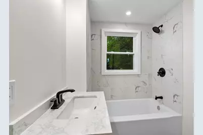 186 Pleasant St, Lunenburg, MA 01462 - Photo 20
