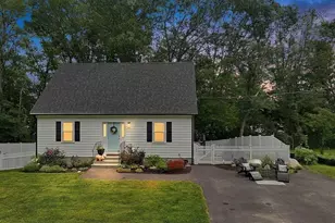24 Locust St, Salisbury, MA 01952 - Photo 2