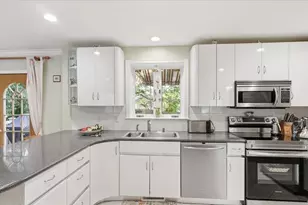 25 Hamlet St, Newton, MA 02459 - Photo 6