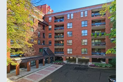 4 Summit Dr #001, Reading, MA 01867 - Photo 2
