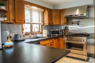 37 Rhode Island Ave, Dartmouth, MA 02747 - Photo 6