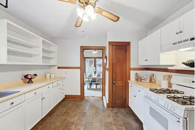 31 Gates St, Holyoke, MA 01040 - Photo 12