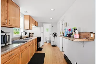 215 Eddy St, Springfield, MA 01104 - Photo 12