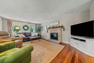 26 Elizabeth St, Amesbury, MA 01913 - Photo 2