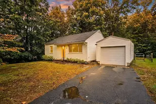 27 E Green St, Easthampton, MA 01027 - Photo 4
