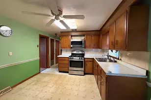 27 Dillon St, Worcester, MA 01604 - Photo 6
