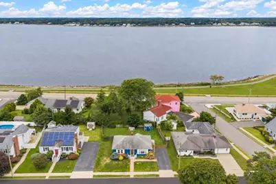 19 Nautilus St, New Bedford, MA 02744 - Photo 2