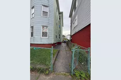 31 Suffield St, Worcester, MA 01610 - Photo 2