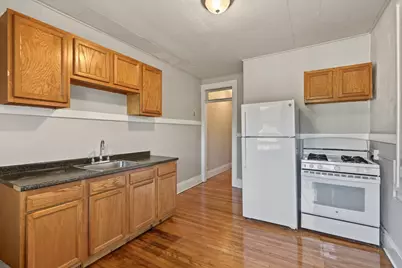 587 Pleasant St #3L, Holyoke, MA 01040 - Photo 2
