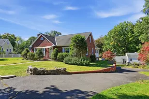 16 Holly Ct, Springfield, MA 01151 - Photo 2