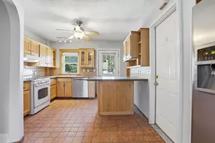 10 Pkwy, Stoneham, MA 02180 - Photo 4