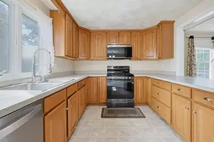 37 Dennis St, Attleboro, MA 02703 - Photo 8