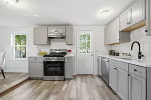 27 Lynn St, Peabody, MA 01960 - Photo 4