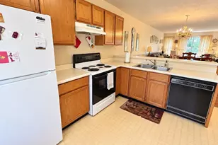 8 Castlegate Dr, Springfield, MA 01129 - Photo 6