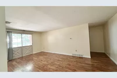 5 Louisburg Sq #7, Nashua, NH 03060 - Photo 2