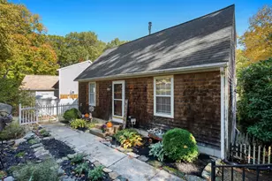 4 Williamsburg Dr, Uxbridge, MA 01569 - Photo 2