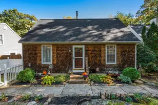 4 Williamsburg Dr, Uxbridge, MA 01569 - Photo 1