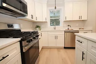 27 Holbrook Ct, Melrose, MA 02176 - Photo 8