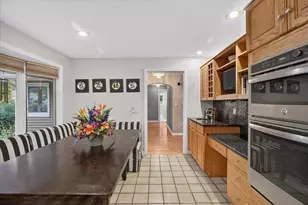 25 Ridgeway Cir, Springfield, MA 01118 - Photo 6