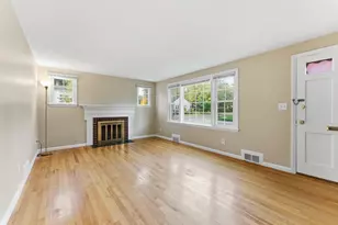 6 Bennington St, Springfield, MA 01108 - Photo 14