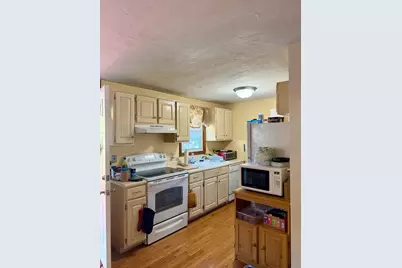 27 Tiffany Cir #27, Millbury, MA 01527 - Photo 4