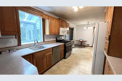 5 Kinney Ave, Burlington, MA 01803 - Photo 6