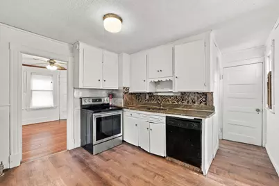 62 Lorimer St, Springfield, MA 01151 - Photo 4