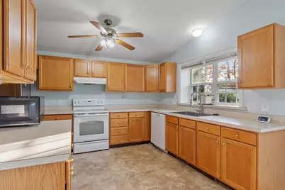 17 Lewis St, Rutland, MA 01543 - Photo 4
