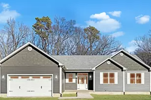 109 Crystalbrook Dr, Springfield, MA 01118 - Photo 1