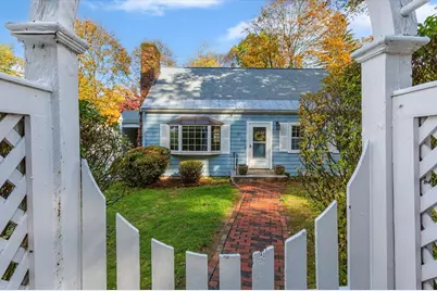 102 Hillcrest Pkwy, Winchester, MA 01890 - Photo 1