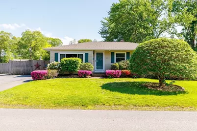 8 Horseshoe Dr, Auburn, MA 01501 - Photo 1