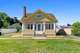 17 Munroe St, Lynnfield, MA 01940 - Photo 1