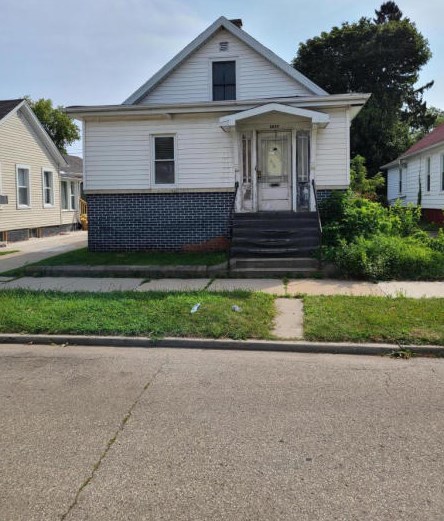 1637 Villa St, Racine, WI 53403-2727