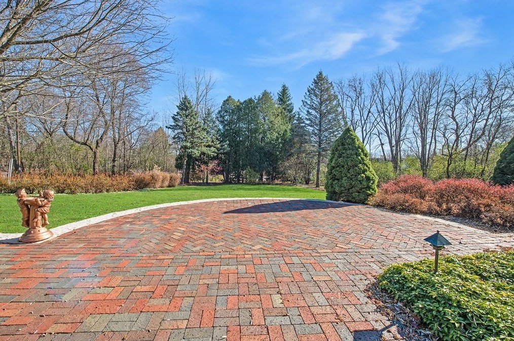 13215 N Green Bay Rd, Thiensville, WI 53097