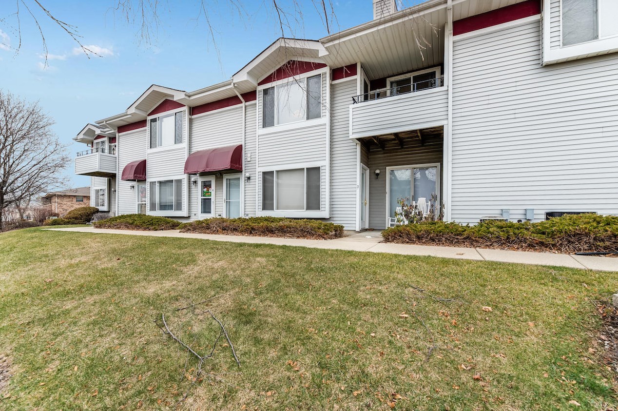 6641 Mariner Dr, Racine, WI 53406-5602