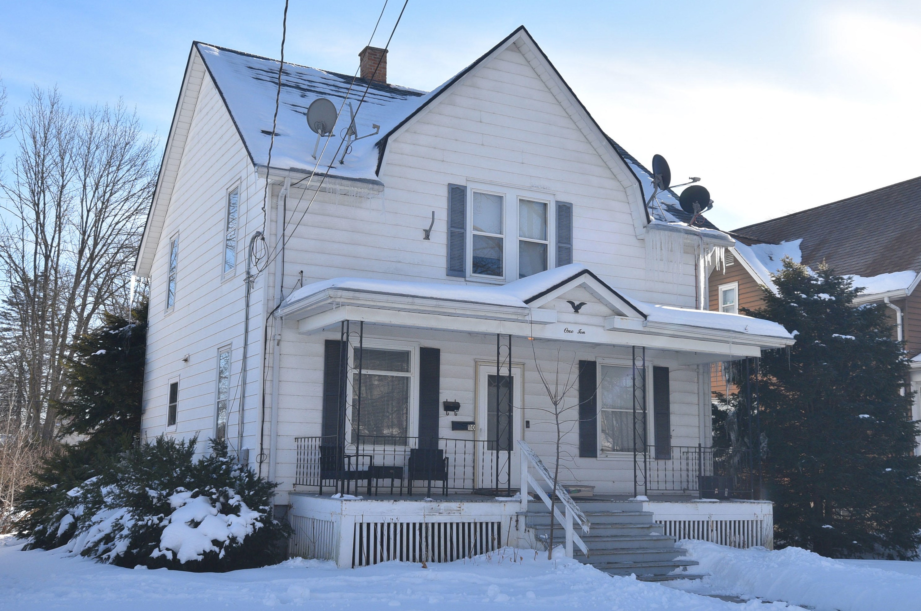 110 Grand Ave, Hartford, WI 53027-1571