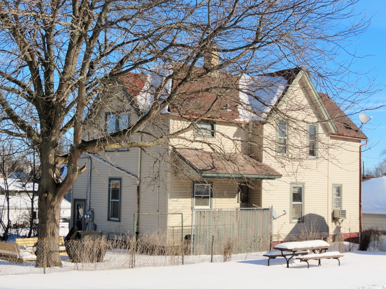 35 Loos St, Hartford, WI 53027-1811