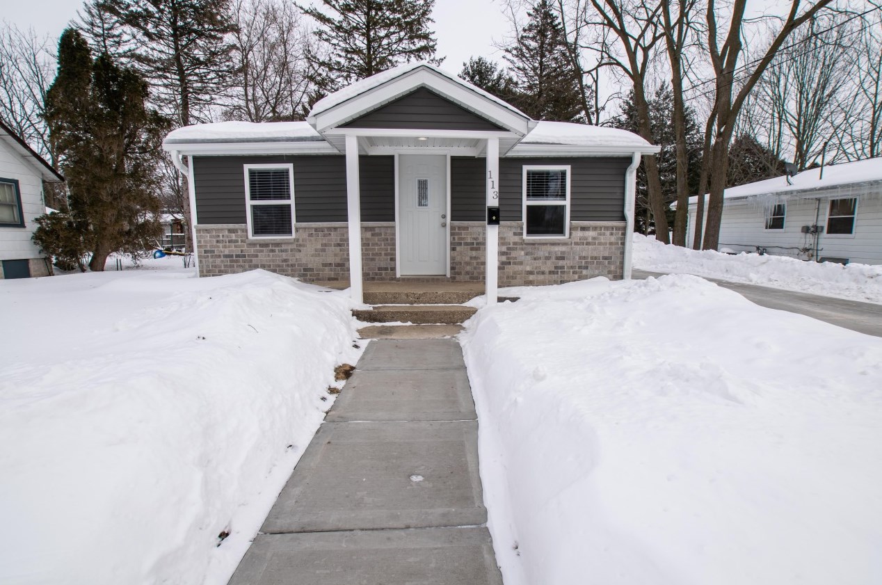 113 Olsen St, Elkhorn, WI 53121-1233