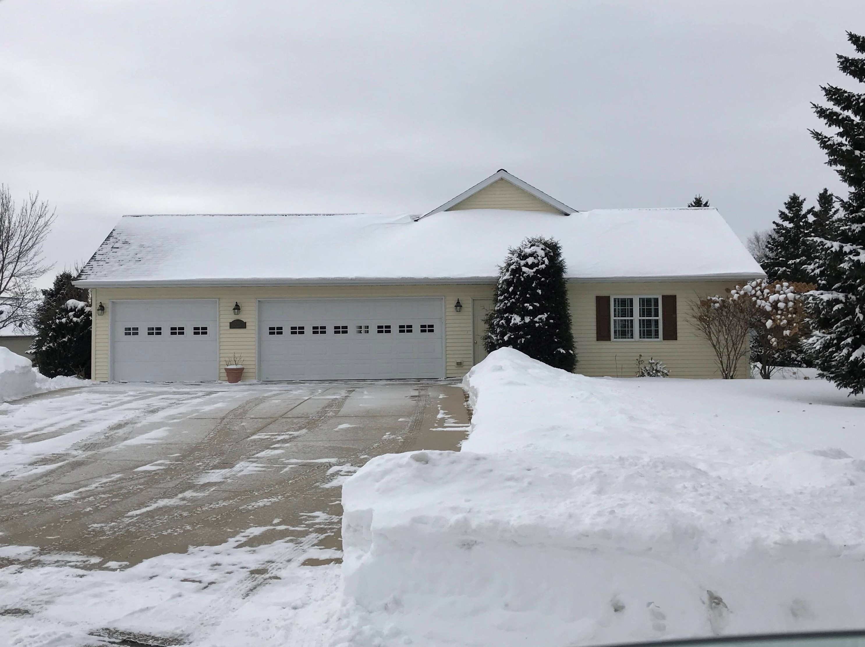 218 Maple Dr, Plymouth WI  53073-4059 exterior