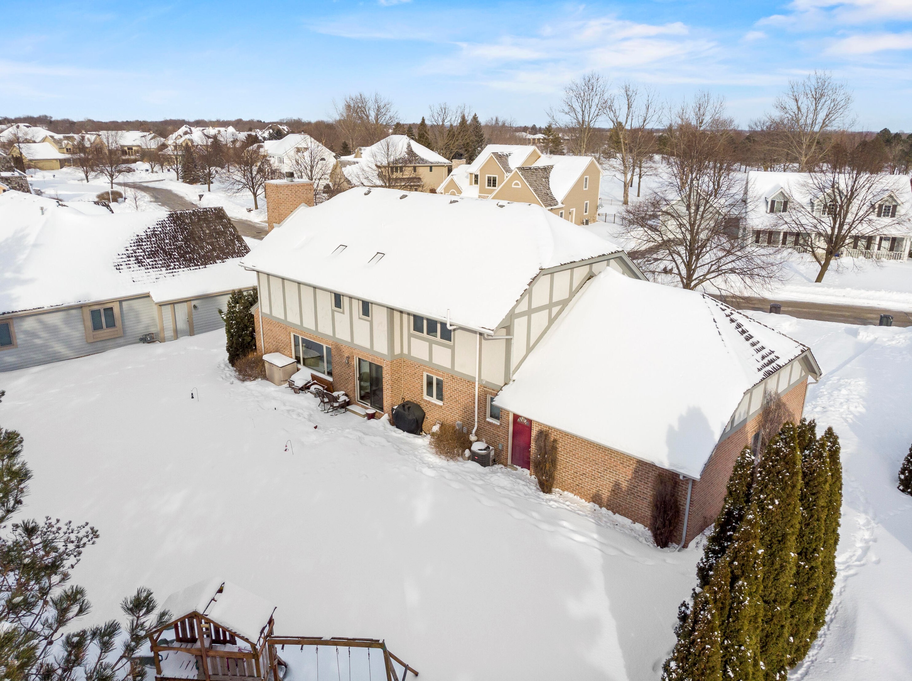 8241 Country Club Cir, Hales Corners, WI 53132-8532