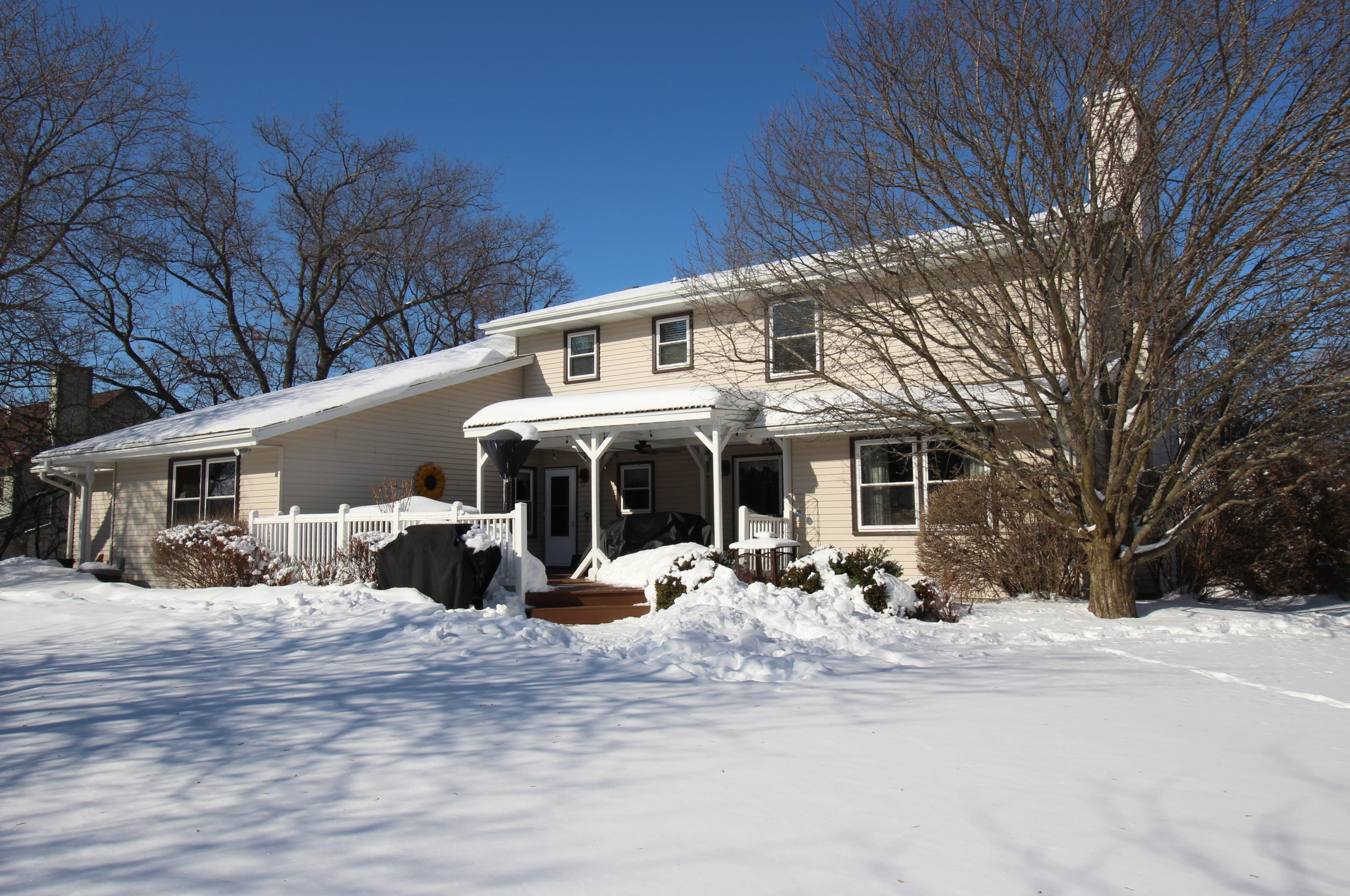 8371 Hillsdale Dr, Hales Corners, WI 53132-8536