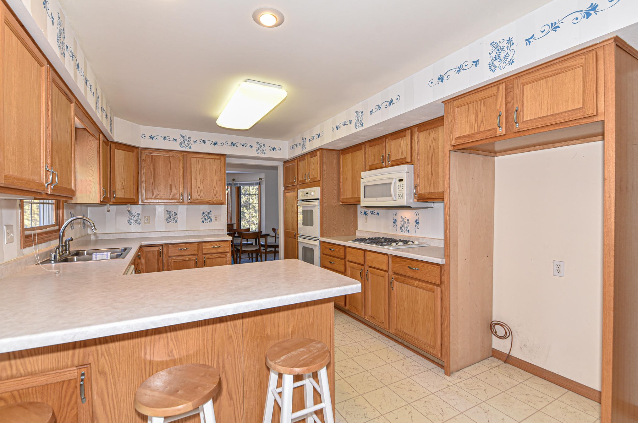 7482 Carter Cir, Hales Corners, WI 53132-8118