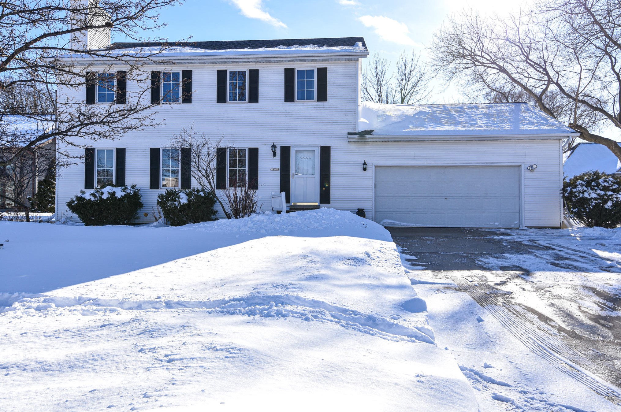 11215 Drake Ln, Hales Corners, WI 53132-2162