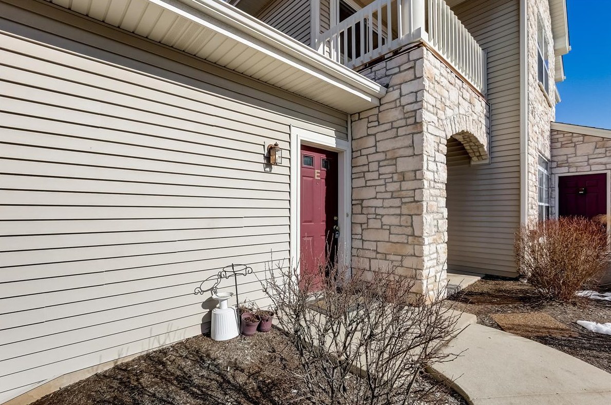 9325 Cobblestone Way, Hales Corners, WI 53132-7509