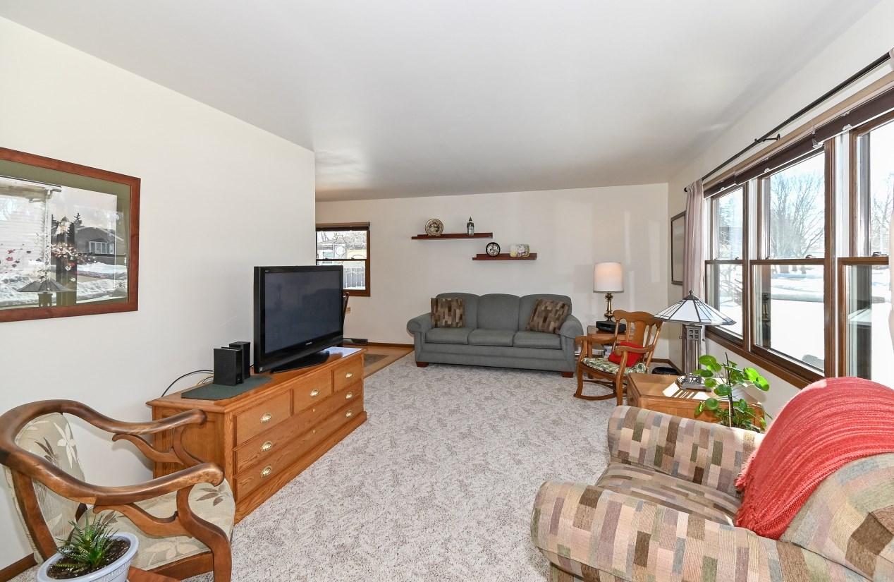 8074 Mission Dr, Hales Corners, WI 53132-2351