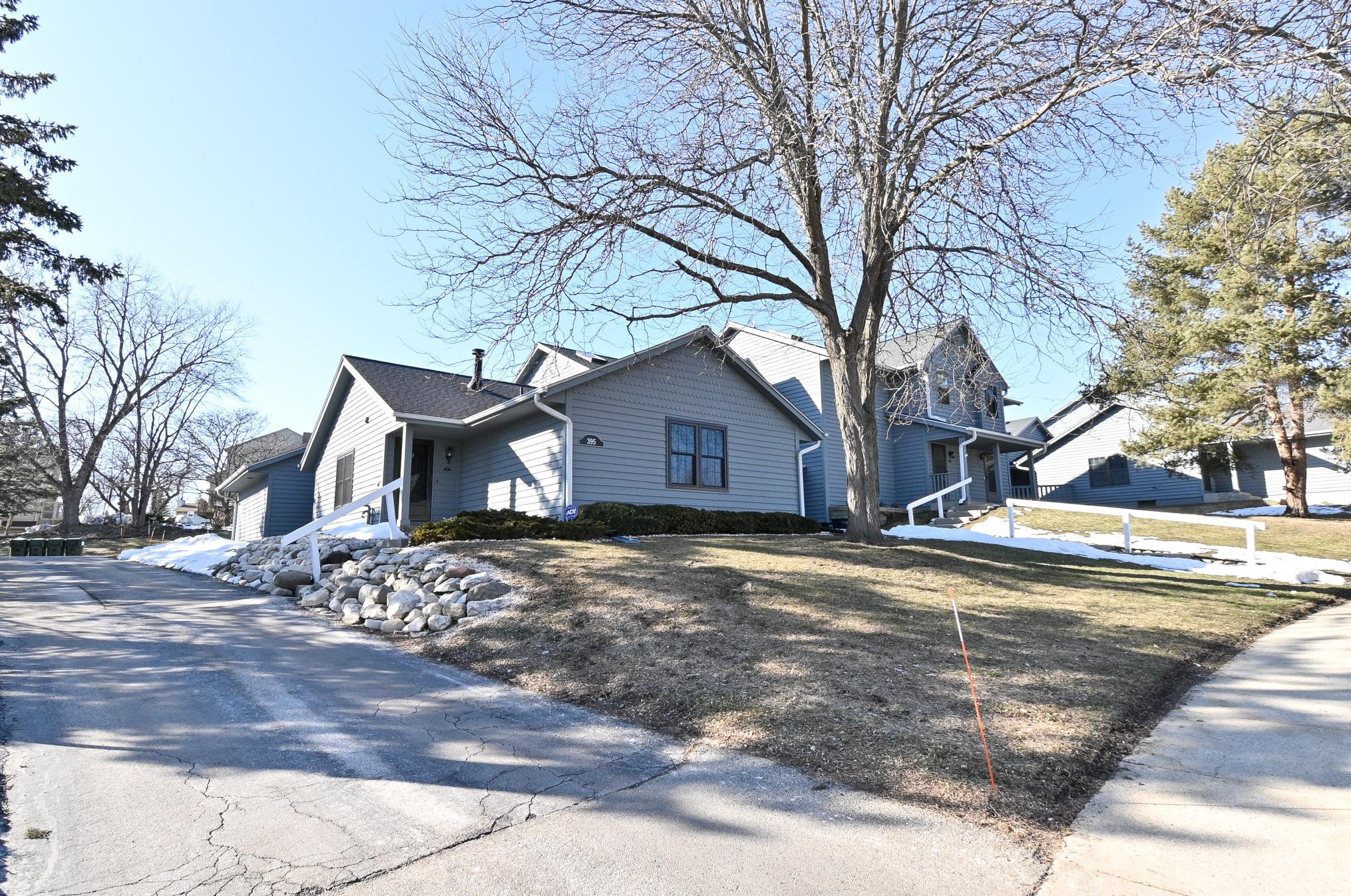 395 Lexington Ct, Pewaukee, WI 53072-5617