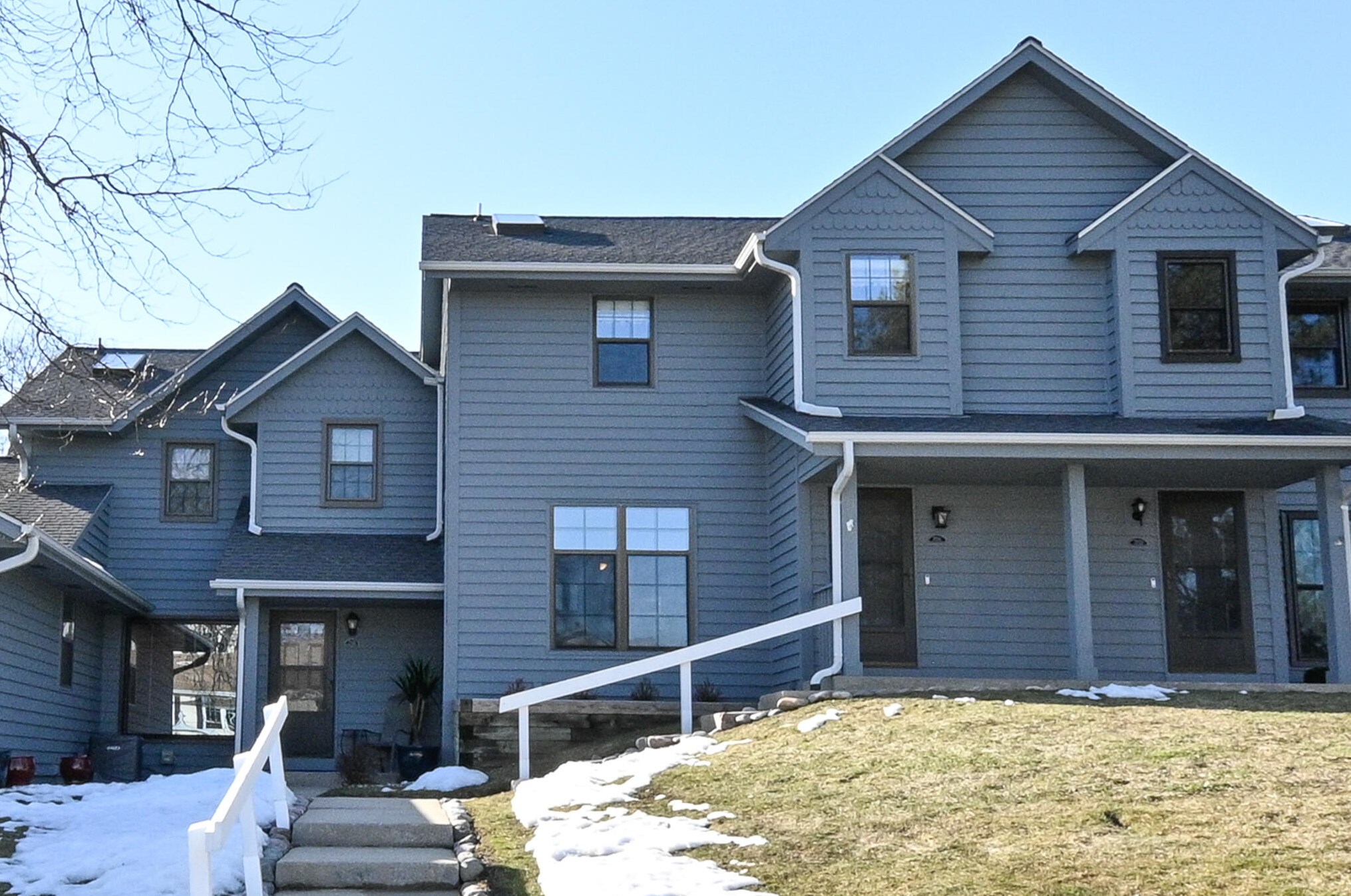 395 Lexington Ct, Pewaukee WI  53072-5617 exterior