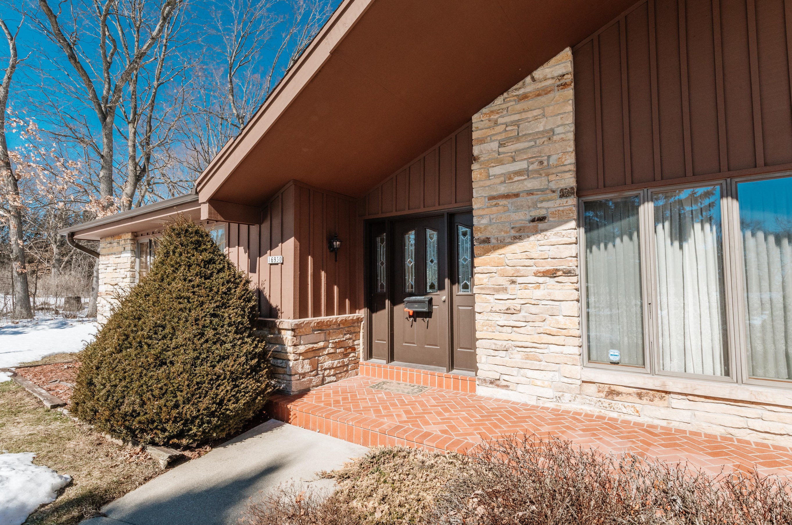 16930 Willow Ridge Ln, Brookfield, WI 53005-1362