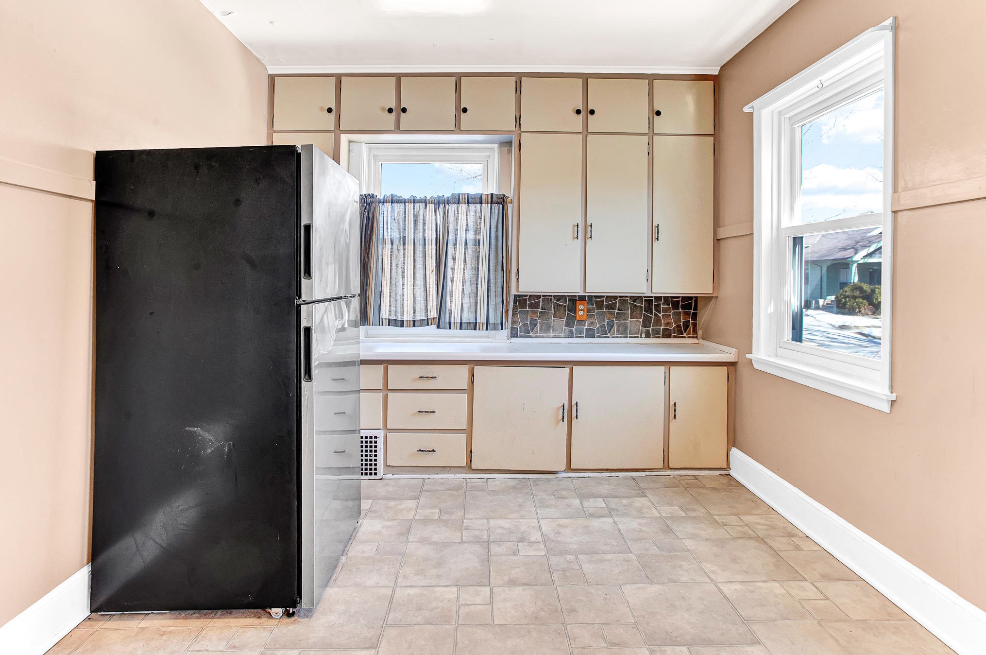 2003 8th St, Sheboygan, WI 53081-2743