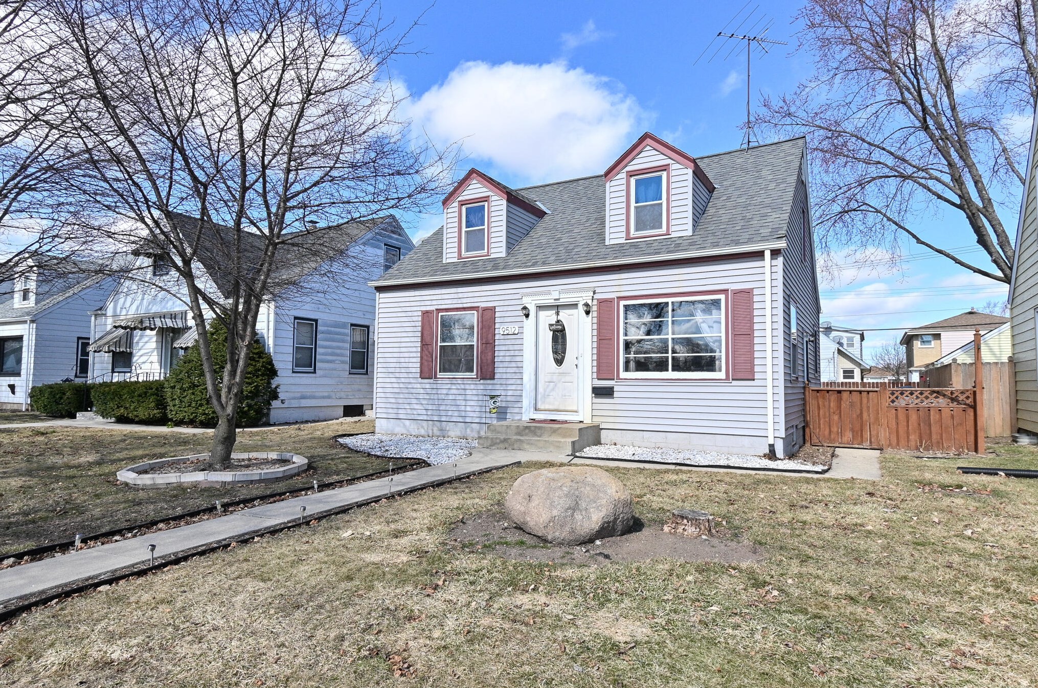 9512 Metcalf Pl, Milwaukee, WI 53222-2652
